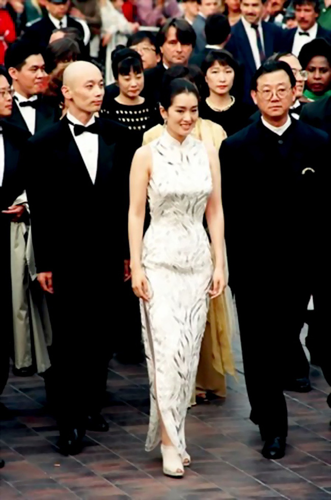Củng Lợi: Đại mỹ nhân Hoa ngữ chẳng cần diện đồ quá lố nhưng vẫn tỏa hào quang suốt 31 năm sải bước trên thảm đỏ LHP Cannes - Ảnh 18.