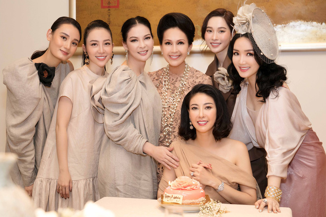 Đặng Thu Thảo, Lê Thúy hội ngộ cùng dàn mỹ nhân không tuổi Vbiz trong tiệc của Hoa hậu Hà Kiều Anh - Ảnh 1.