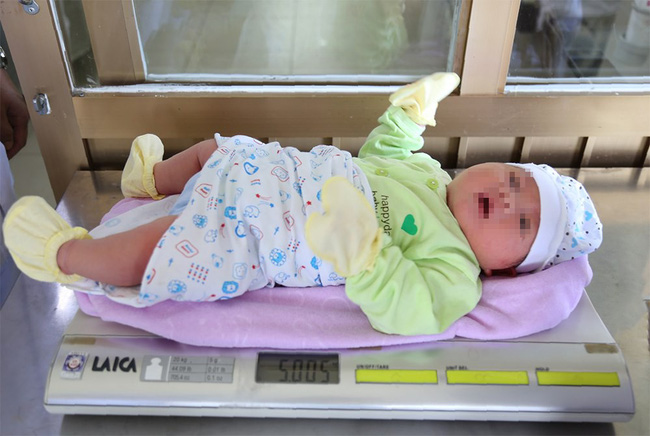 Em bé ở Quảng Ninh chào đời nặng hơn 5kg - Ảnh 1.