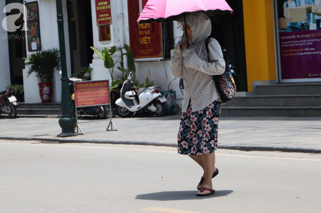 Chùm ảnh: Người Hà Nội vật vã di chuyển giữa trời nóng như lửa đốt, có nơi lên tới hơn 40 độ C - Ảnh 10.