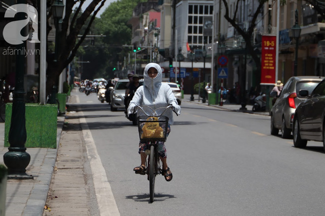 Chùm ảnh: Người Hà Nội vật vã di chuyển giữa trời nóng như lửa đốt, có nơi lên tới hơn 40 độ C - Ảnh 2.