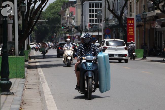 Chùm ảnh: Người Hà Nội vật vã di chuyển giữa trời nóng như lửa đốt, có nơi lên tới hơn 40 độ C - Ảnh 11.