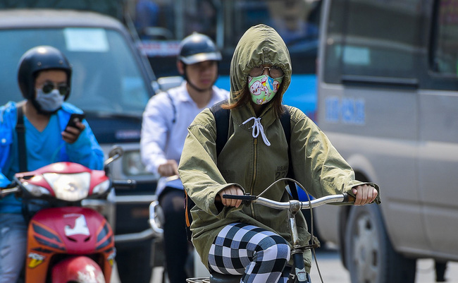 Chùm ảnh: Người Hà Nội vật vã di chuyển giữa trời nóng như lửa đốt, có nơi lên tới hơn 40 độ C - Ảnh 13.