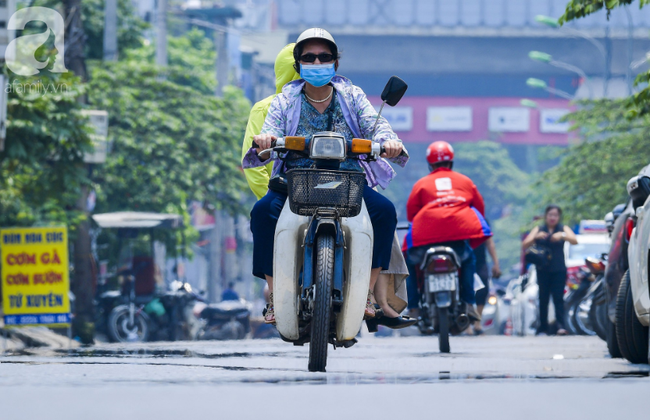 Chùm ảnh: Người Hà Nội vật vã di chuyển giữa trời nóng như lửa đốt, có nơi lên tới hơn 40 độ C - Ảnh 14.