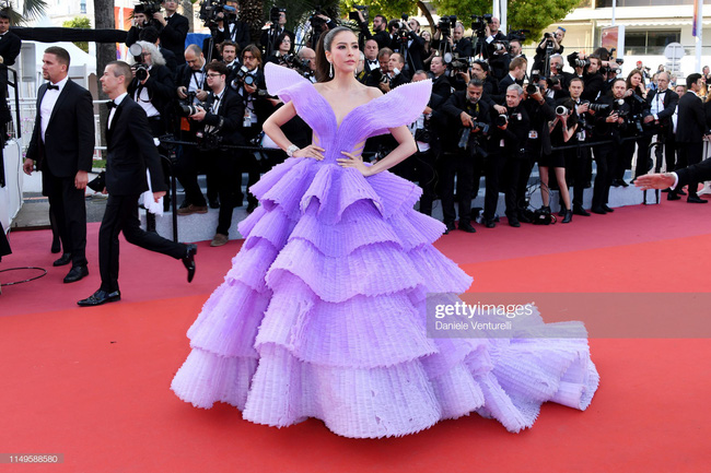 Thảm đỏ Cannes 2019 ngày thứ 3: “Đội quân” mỹ nhân Thái Lan chiếm spotlight, Hoa hậu thế giới xuất hiện với thân hình mũm mĩm - Ảnh 2.