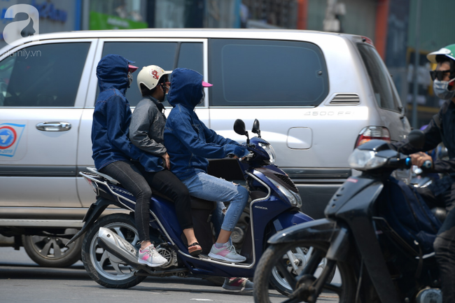 Chùm ảnh: Người Hà Nội vật vã di chuyển giữa trời nóng như lửa đốt, có nơi lên tới hơn 40 độ C - Ảnh 19.