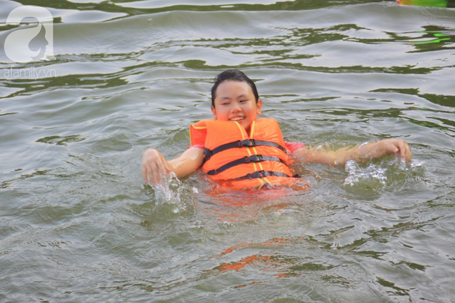 Hà Nội: Nóng gay gắt hơn 40 độ C, trẻ nhỏ kéo nhau đi bơi ở di tích quốc gia đặc biệt - Ảnh 6.