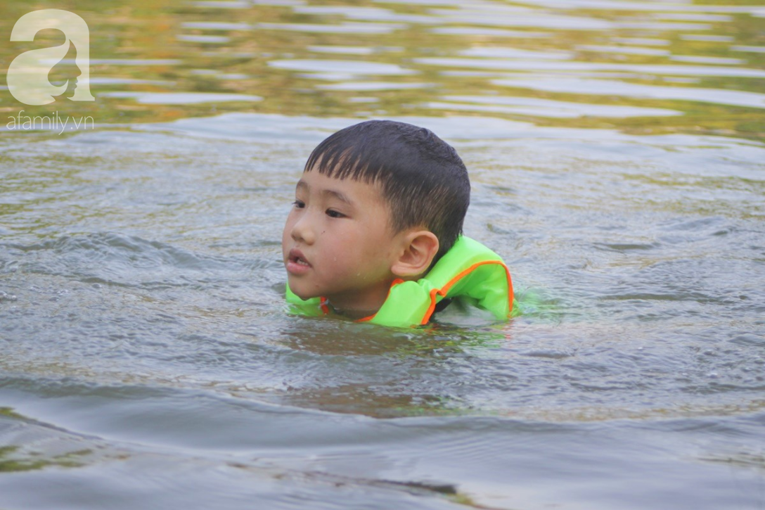 Hà Nội: Nóng gay gắt hơn 40 độ C, trẻ nhỏ kéo nhau đi bơi ở di tích quốc gia đặc biệt - Ảnh 2.