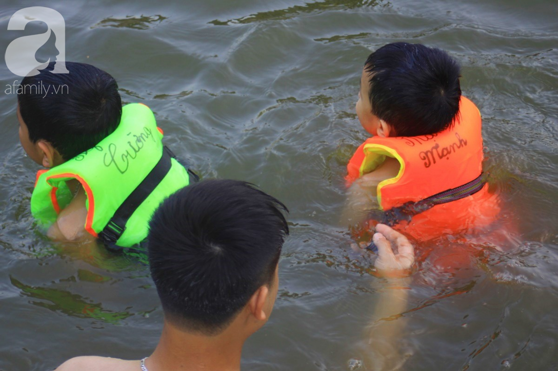 Hà Nội: Nóng gay gắt hơn 40 độ C, trẻ nhỏ kéo nhau đi bơi ở di tích quốc gia đặc biệt - Ảnh 4.