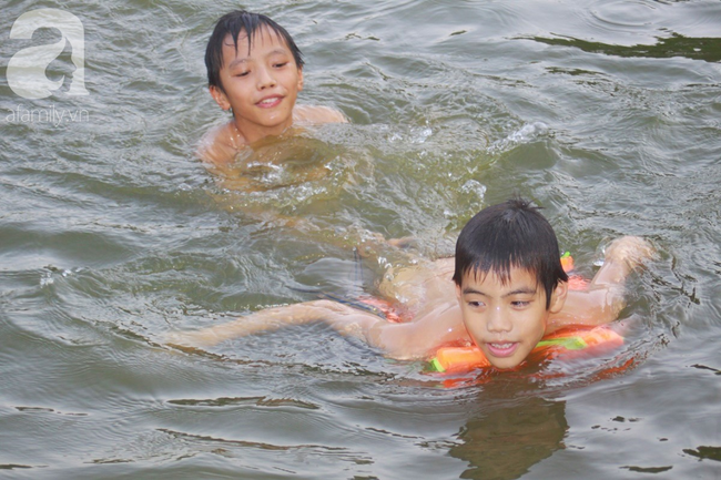 Hà Nội: Nóng gay gắt hơn 40 độ C, trẻ nhỏ kéo nhau đi bơi ở di tích quốc gia đặc biệt - Ảnh 7.
