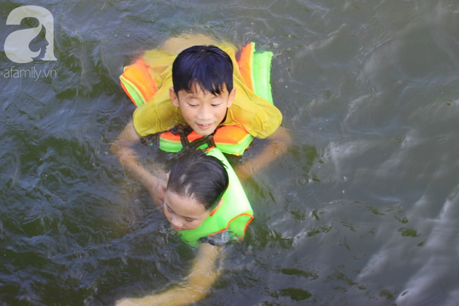 Hà Nội: Nóng gay gắt hơn 40 độ C, trẻ nhỏ kéo nhau đi bơi ở di tích quốc gia đặc biệt - Ảnh 10.