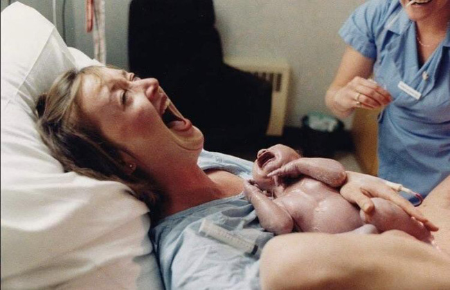 Bức ảnh bà mẹ cười ngoác miệng ôm con mới sinh gây ấn tượng mạnh, thế nhưng cư dân mạng lại chỉ chú ý đến chi tiết này của người y tá - Ảnh 1.