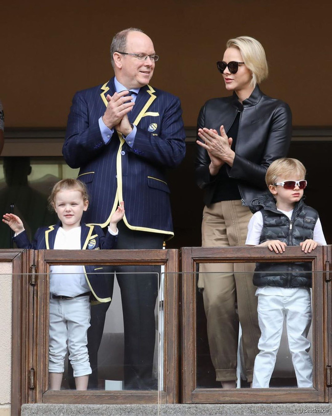 Cùng nhau lên đồ “chất hơn nước cất”, gia đình Hoàng gia Monaco đang khiến dân mạng tan chảy vì quá sức đáng yêu - Ảnh 1.