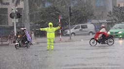 Thời tiết Hà Nội vẫn oi bức dù nhiệt độ đã giảm, người dân mong mỏi chờ mưa