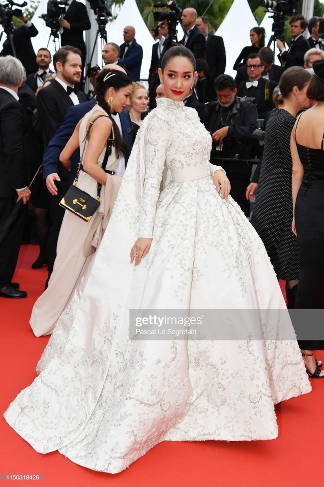 Thảm đỏ Cannes ngày thứ 6: Hoa hậu đẹp nhất thế giới xuất hiện cực nổi bật cũng không gây bão bằng màn vỗ mông của hai siêu mẫu - Ảnh 27.