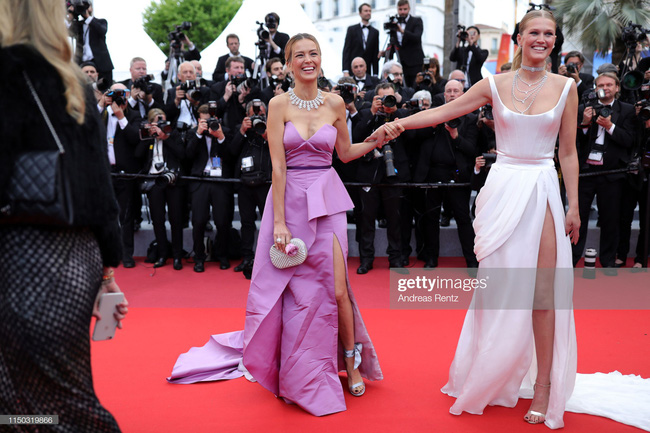 Thảm đỏ Cannes ngày thứ 6: Hoa hậu đẹp nhất thế giới xuất hiện cực nổi bật cũng không gây bão bằng màn vỗ mông của hai siêu mẫu - Ảnh 8.