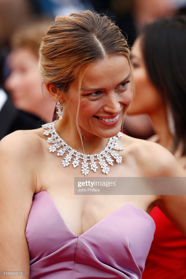 Thảm đỏ Cannes ngày thứ 6: Hoa hậu đẹp nhất thế giới xuất hiện cực nổi bật cũng không gây bão bằng màn vỗ mông của hai siêu mẫu - Ảnh 23.