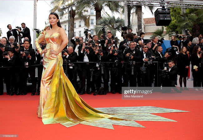 Thảm đỏ Cannes ngày thứ 6: Hoa hậu đẹp nhất thế giới xuất hiện cực nổi bật cũng không gây bão bằng màn vỗ mông của hai siêu mẫu - Ảnh 1.