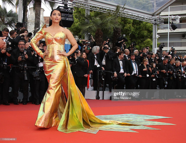 Thảm đỏ Cannes ngày thứ 6: Hoa hậu đẹp nhất thế giới xuất hiện cực nổi bật cũng không gây bão bằng màn vỗ mông của hai siêu mẫu - Ảnh 2.