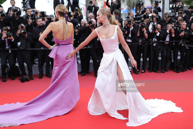 Thảm đỏ Cannes ngày thứ 6: Hoa hậu đẹp nhất thế giới xuất hiện cực nổi bật cũng không gây bão bằng màn vỗ mông của hai siêu mẫu - Ảnh 6.