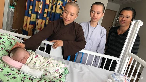 Phép màu 30 ngày của em bé bị bỏ rơi trên cây ở Việt Nam: Giành giật sự sống và hồi phục kỳ diệu tại Bệnh viện Singapore - Ảnh 1.