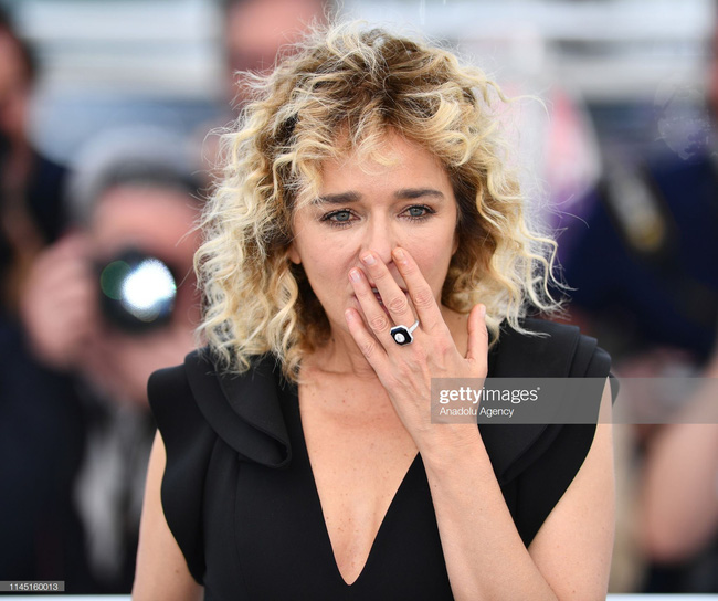 Hoa hậu đẹp nhất thế giới khoác cả chăn lông lên thảm đỏ Cannes 2019 vẫn bị Chương Tử Di ăn mặc kín đáo, đơn giản lấn át - Ảnh 26.
