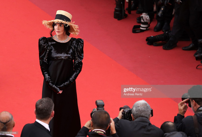 Hoa hậu đẹp nhất thế giới khoác cả chăn lông lên thảm đỏ Cannes 2019 vẫn bị Chương Tử Di ăn mặc kín đáo, đơn giản lấn át - Ảnh 28.
