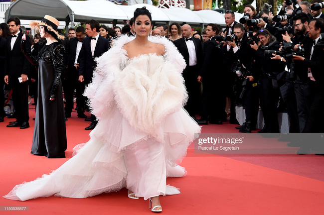 Hoa hậu đẹp nhất thế giới khoác cả chăn lông lên thảm đỏ Cannes 2019 vẫn bị Chương Tử Di ăn mặc kín đáo, đơn giản lấn át - Ảnh 17.