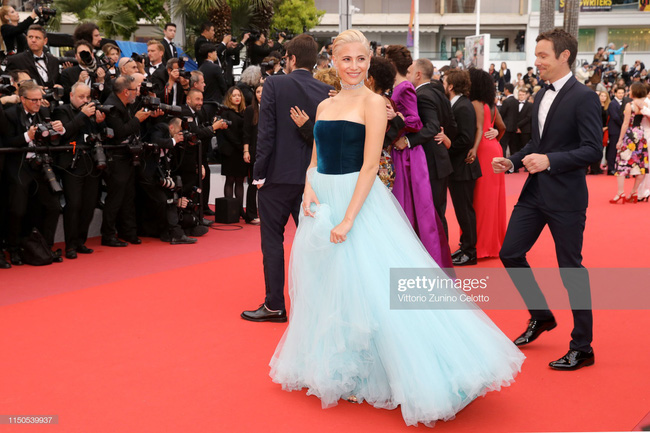 Hoa hậu đẹp nhất thế giới khoác cả chăn lông lên thảm đỏ Cannes 2019 vẫn bị Chương Tử Di ăn mặc kín đáo, đơn giản lấn át - Ảnh 13.