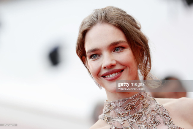 Hoa hậu đẹp nhất thế giới khoác cả chăn lông lên thảm đỏ Cannes 2019 vẫn bị Chương Tử Di ăn mặc kín đáo, đơn giản lấn át - Ảnh 7.