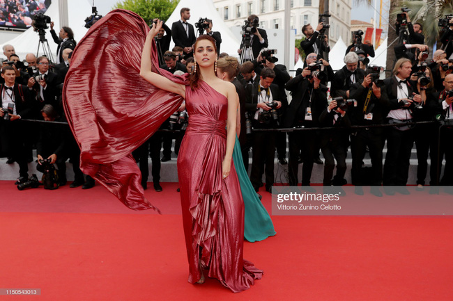 Hoa hậu đẹp nhất thế giới khoác cả chăn lông lên thảm đỏ Cannes 2019 vẫn bị Chương Tử Di ăn mặc kín đáo, đơn giản lấn át - Ảnh 21.
