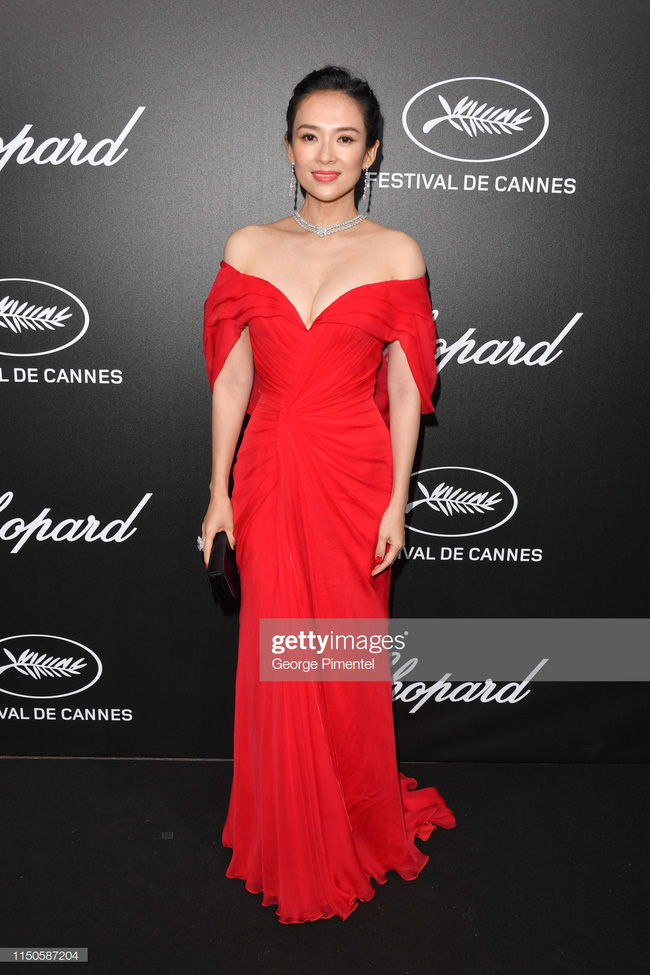 Chương Tử Di chơi lớn, diện váy xẻ ngực khoe vòng 1 đẫy đà trong sự kiện bên lề Cannes 2019  - Ảnh 3.