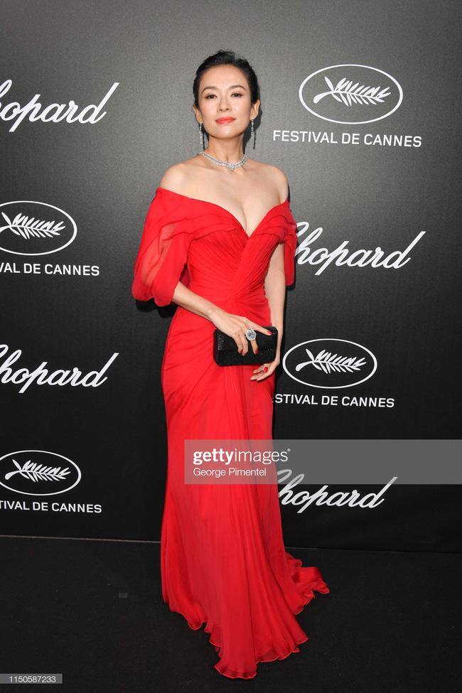 Chương Tử Di chơi lớn, diện váy xẻ ngực khoe vòng 1 đẫy đà trong sự kiện bên lề Cannes 2019  - Ảnh 6.
