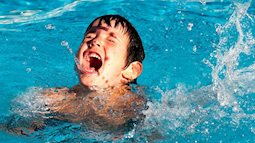 Đã có không ít ca đuối nước thương tâm: Đây là những gì cần làm để tránh tai nạn đuối nước khi cho trẻ đi bơi