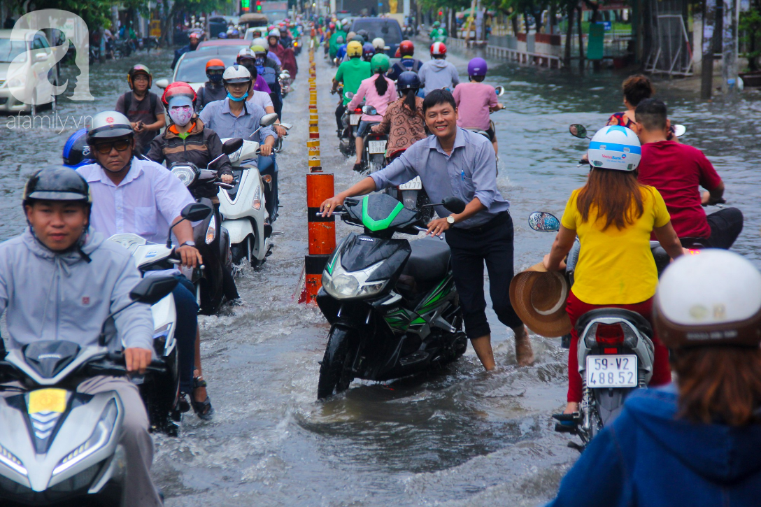 Mưa lớn từ chiều đến tối, người Sài Gòn ngán ngẩm cảnh ngập nước, kẹt xe trên đường về nhà - Ảnh 5.