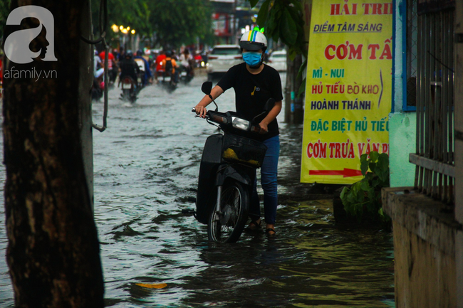 Mưa lớn từ chiều đến tối, người Sài Gòn ngán ngẩm cảnh ngập nước, kẹt xe trên đường về nhà - Ảnh 7.