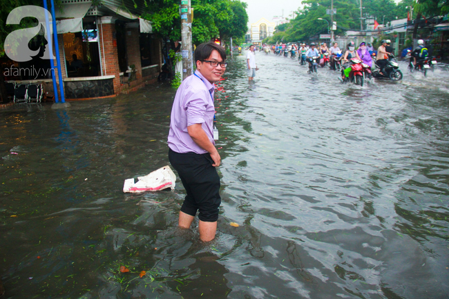 Mưa lớn từ chiều đến tối, người Sài Gòn ngán ngẩm cảnh ngập nước, kẹt xe trên đường về nhà - Ảnh 6.