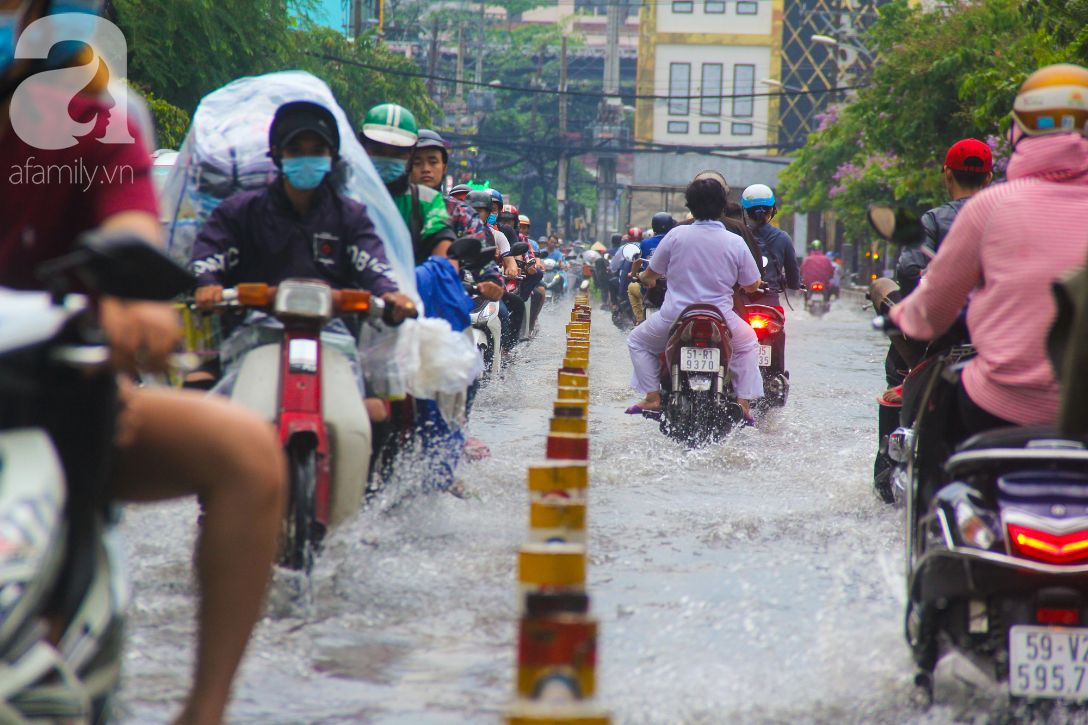 Mưa lớn từ chiều đến tối, người Sài Gòn ngán ngẩm cảnh ngập nước, kẹt xe trên đường về nhà - Ảnh 1.
