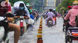 Mưa lớn từ chiều đến tối, người Sài Gòn ngán ngẩm cảnh ngập nước, kẹt xe trên đường về nhà
