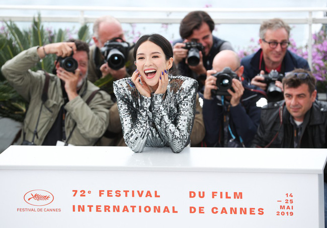 Chương Tử Di khoe ngực đầy eo thon tại Cannes, điều khiến ai cũng ngỡ ngàng chính là phản ứng của phóng viên quốc tế  - Ảnh 4.