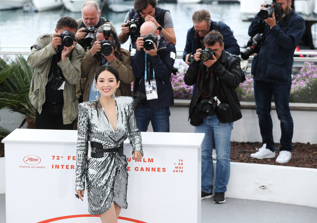 Chương Tử Di khoe ngực đầy eo thon tại Cannes, điều khiến ai cũng ngỡ ngàng chính là phản ứng của phóng viên quốc tế  - Ảnh 5.