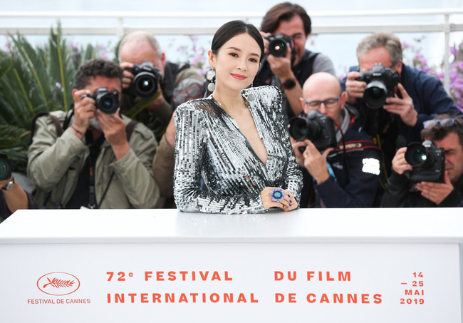 Chương Tử Di khoe ngực đầy eo thon tại Cannes, điều khiến ai cũng ngỡ ngàng chính là phản ứng của phóng viên quốc tế  - Ảnh 8.