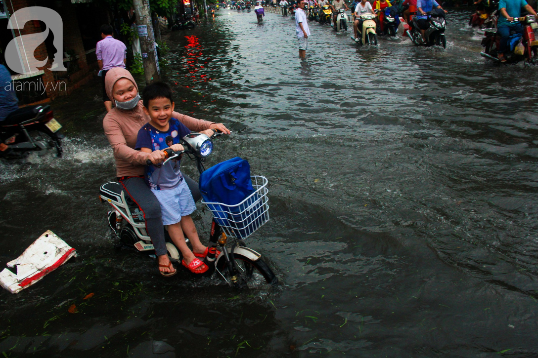 Mưa lớn từ chiều đến tối, người Sài Gòn ngán ngẩm cảnh ngập nước, kẹt xe trên đường về nhà - Ảnh 4.