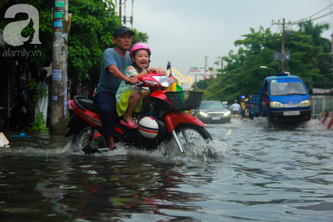 Mưa lớn từ chiều đến tối, người Sài Gòn ngán ngẩm cảnh ngập nước, kẹt xe trên đường về nhà - Ảnh 8.