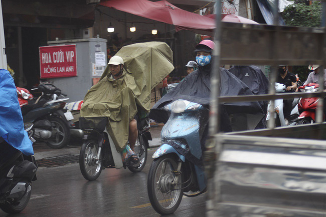 Chùm ảnh: Hà Nội chớm lạnh, buổi sáng người dân mặc áo khoác, đội mưa đi làm - Ảnh 1.