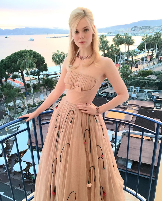Elle Fanning lịm đi ngay giữa tiệc tại Cannes, và nguyên cớ thì là do câu chuyện váy áo y như Kim Kardashian - Ảnh 3.