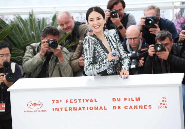 Chương Tử Di khoe ngực đầy eo thon tại Cannes, điều khiến ai cũng ngỡ ngàng chính là phản ứng của phóng viên quốc tế  - Ảnh 13.