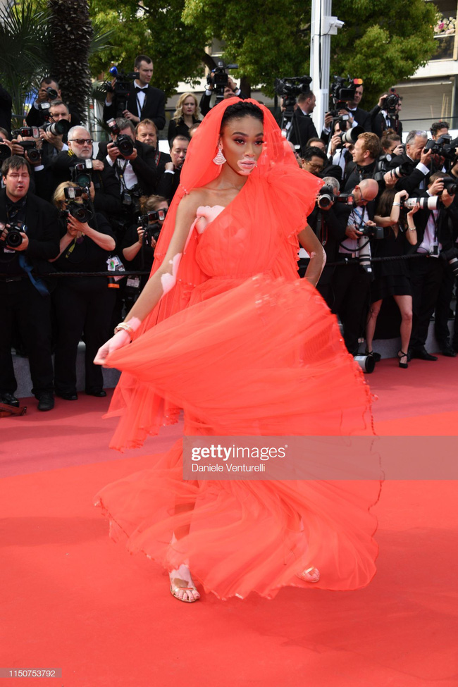 Thảm đỏ Cannes ngày thứ 8: Quý tử nhà David Bekham cực bảnh trai bên  bạn gái xinh đẹp, tiên nữ Elle Fanning lại chiếm spotlight nhờ bộ váy quý tộc  - Ảnh 27.