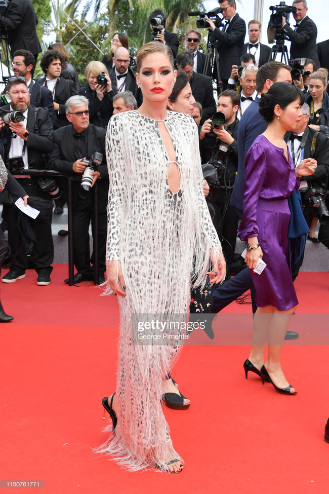 Thảm đỏ Cannes ngày thứ 8: Quý tử nhà David Bekham cực bảnh trai bên  bạn gái xinh đẹp, tiên nữ Elle Fanning lại chiếm spotlight nhờ bộ váy quý tộc  - Ảnh 16.