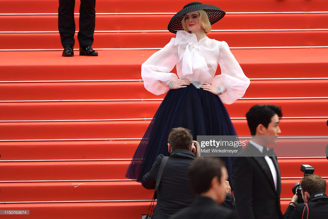 Thảm đỏ Cannes ngày thứ 8: Quý tử nhà David Bekham cực bảnh trai bên  bạn gái xinh đẹp, tiên nữ Elle Fanning lại chiếm spotlight nhờ bộ váy quý tộc  - Ảnh 4.